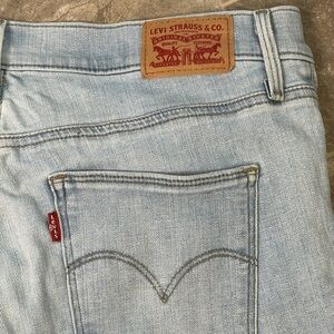 Levi’s light denim Slim skinny size 30 light wash slight distress on front